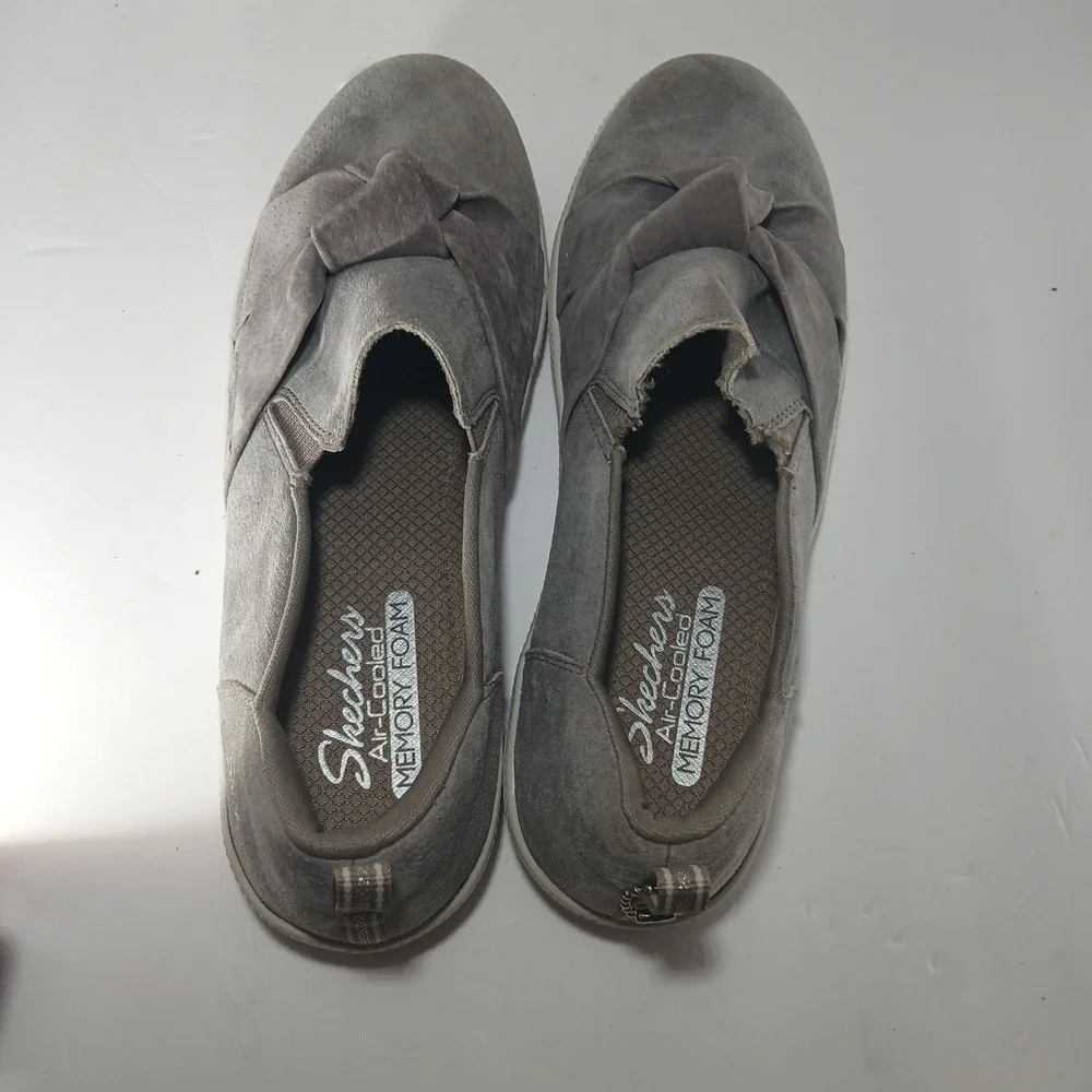 Skechers taupe off while